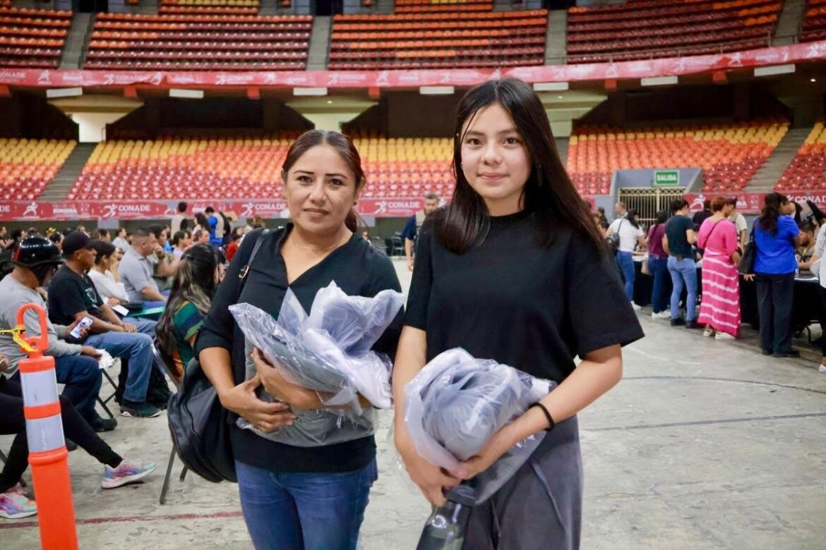 Cumple Gobernador Durazo con entrega de uniformes escolares a todas y todos los estudiantes sonorenses